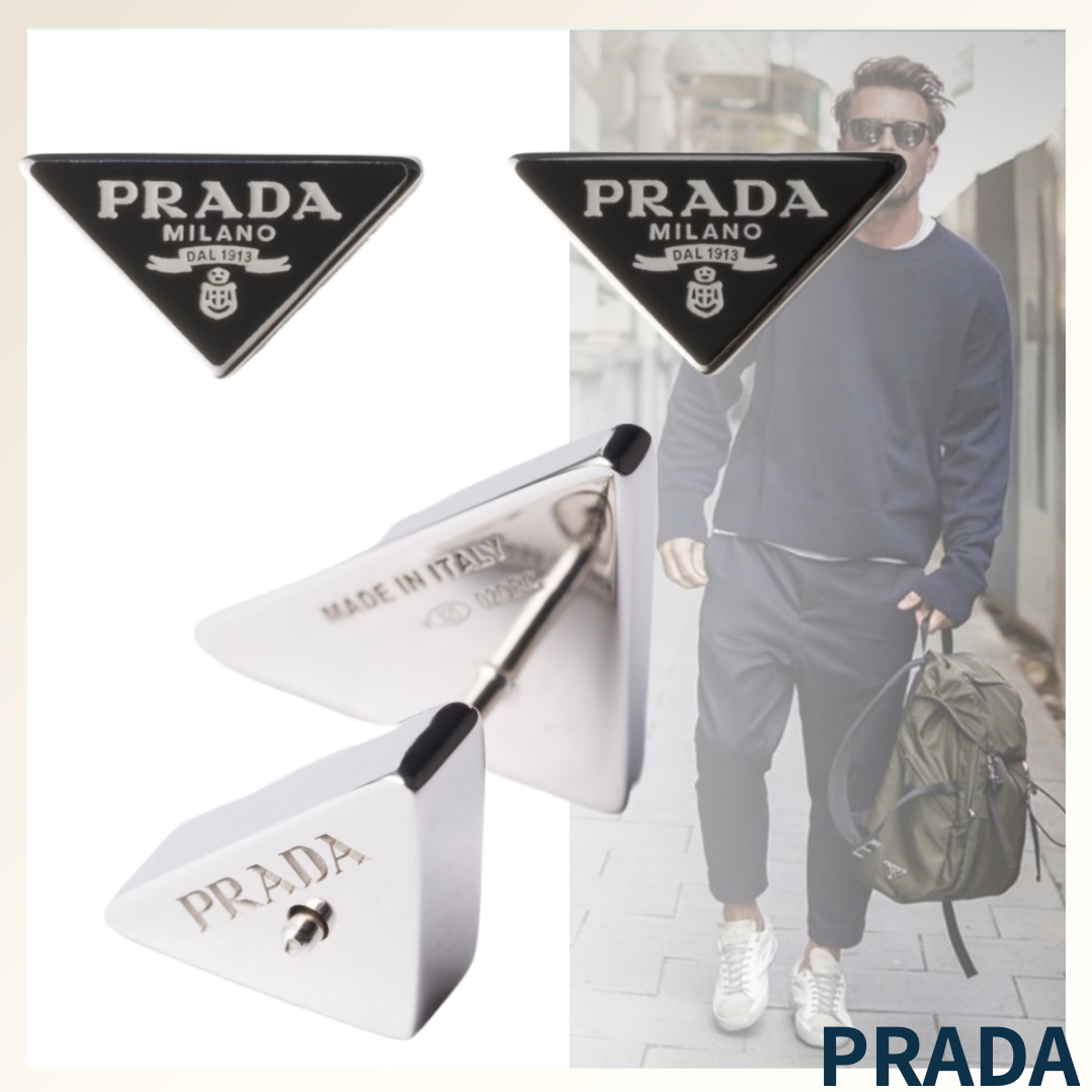 トレンドと機能的《PRADA》ストラップ付きレザーカードエース