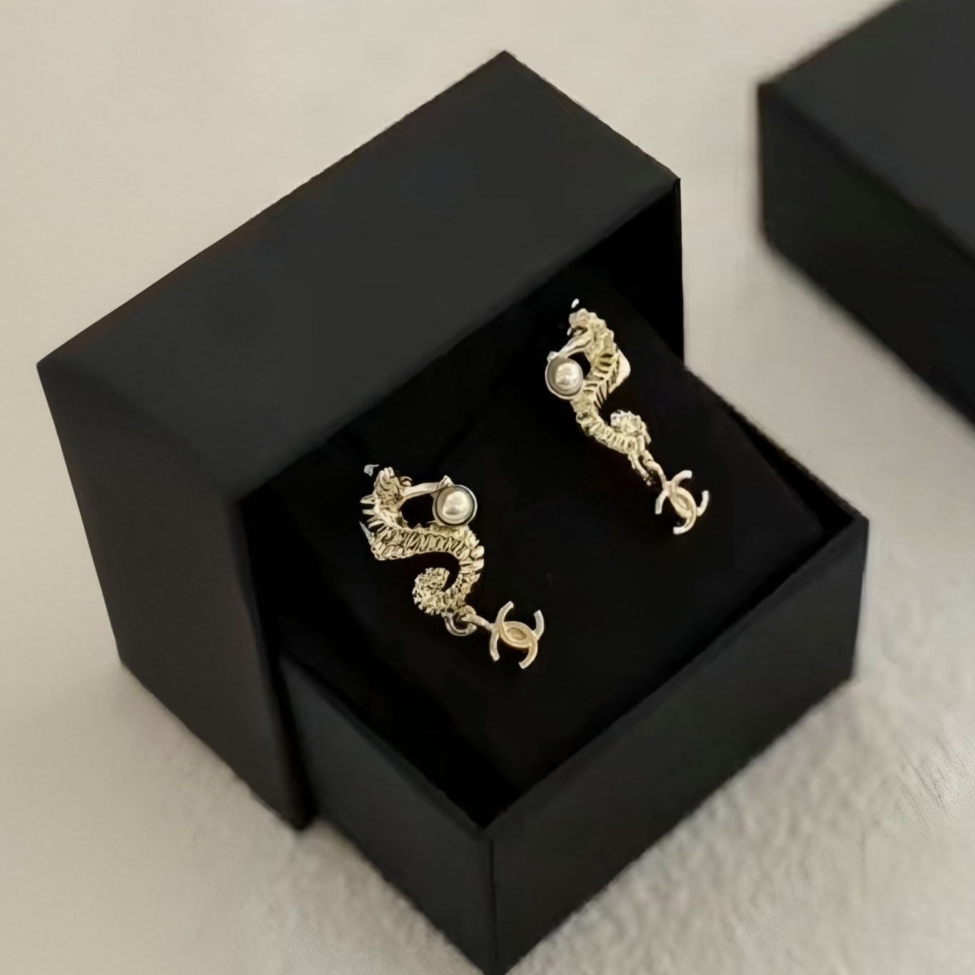 《存在感のある龍のデザインが光る♪》25C限定★CHANEL ピアス