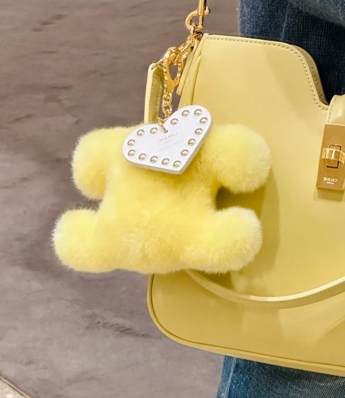 【ふわふわトリオンフ♪】CELINE キーホルダー ハート付き CELINE】セリーヌ トリオンフ ポンポン キーリング ハート付き