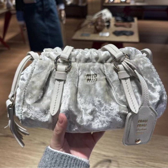 《ふわっとしたアクセントをプラス》【miumiu】ファー バッグ
