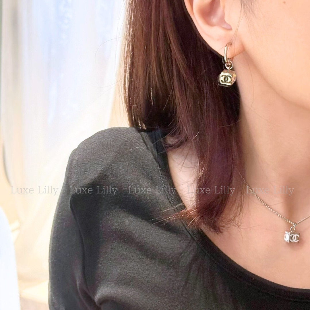 【横の輝くビジューも美しい♪】CHANEL キューブネックレス 横の輝くビジューも美しい♪】CHANEL キューブネックレス