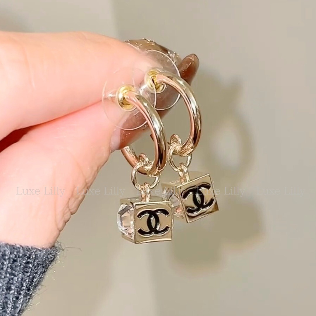 【ビジューがエレガント♪】CHANEL キューブピアス 輝くビジューがエレガントに揺れる♪】CHANEL キューブピアス