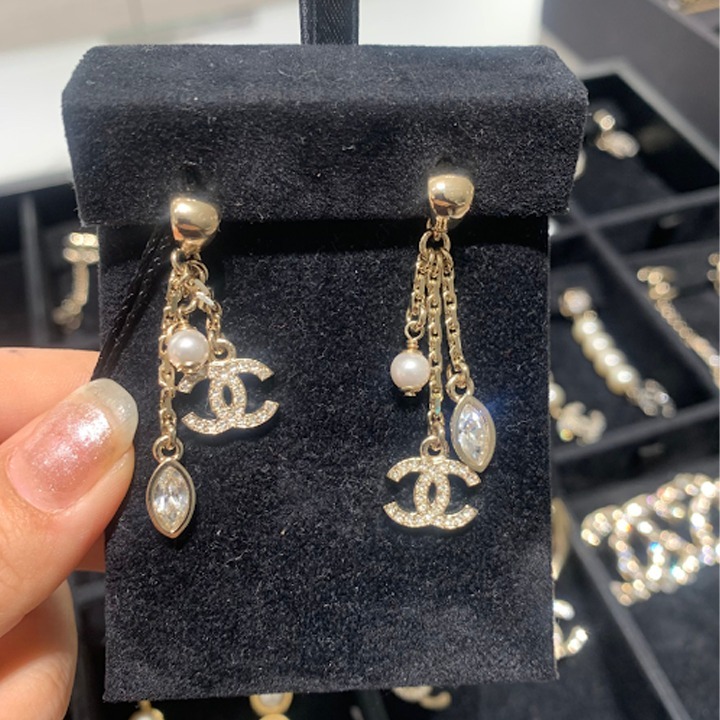 《揺れるチャームで耳元華やかに♡》CHANEL ピアス