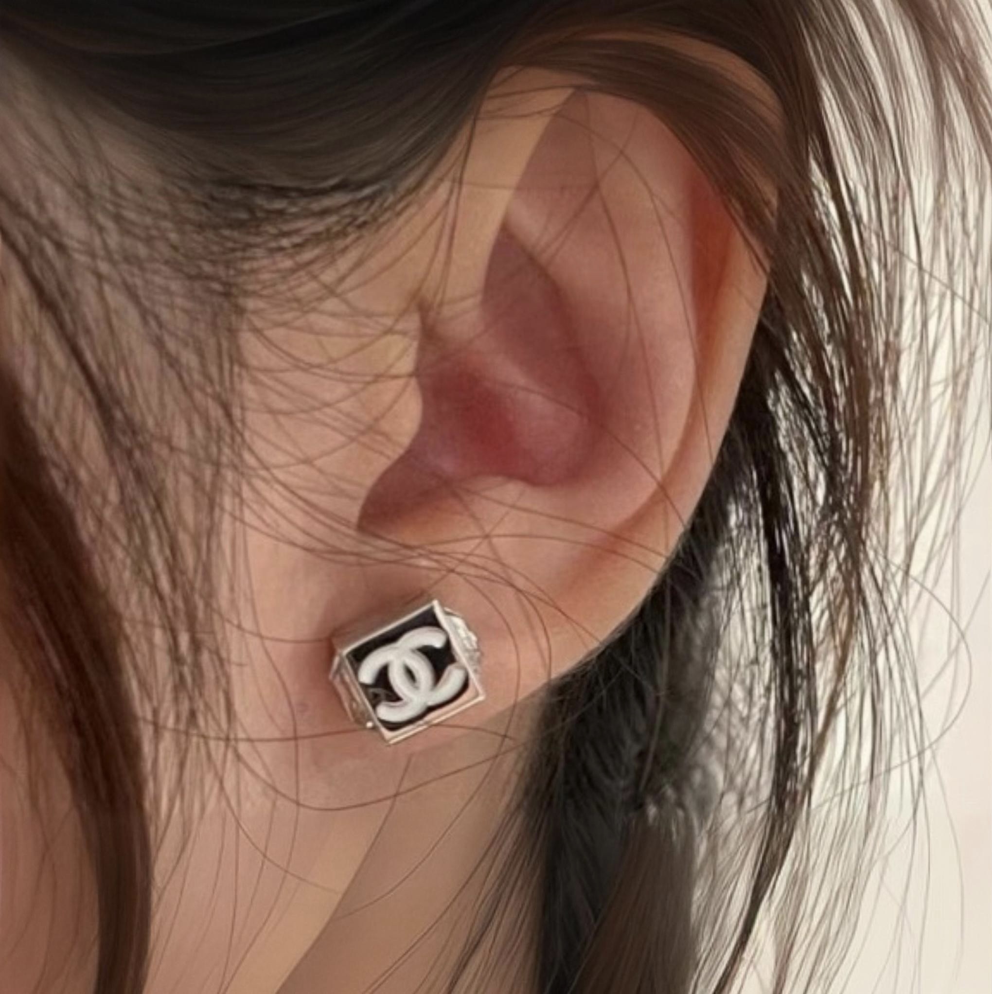 《シルバーの高貴な雰囲気がきらめく♪》25C限定★CHANEL ピアス