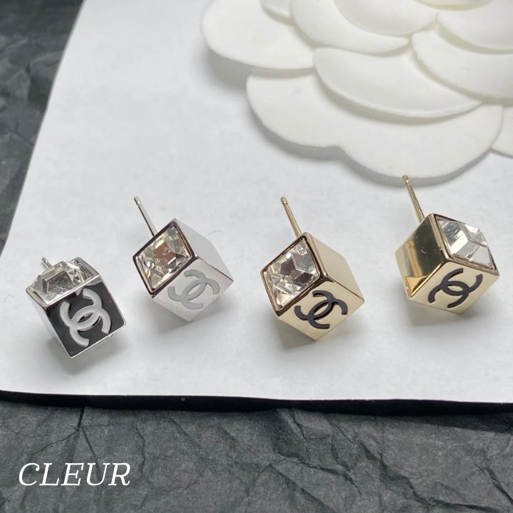 キューブ型が可愛い♪【CHANEL】ピアス 安心国内発送 25C【CHANEL】クリスタルが輝く☆キューブ ピアス