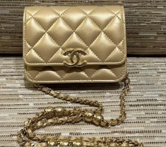 夏に持ちたい肌馴染みの良いゴールド CHANEL ショルダーバック
