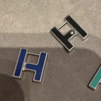 【耳元にプラスワンポイント♪】HERMES シングルピアス 《H》