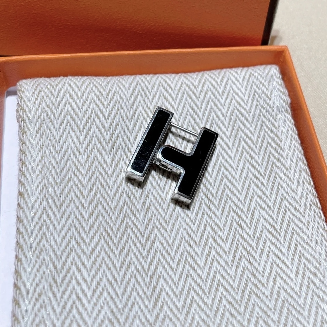 【耳元にプラスワンポイント♪】HERMES シングルピアス 《H》