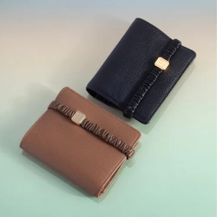 ★Miumiu★レザー 財布ロゴチャームループ付き