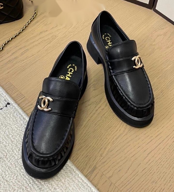 シンプルで合わせやすい ギャザーがポイント CHANEL ローファー