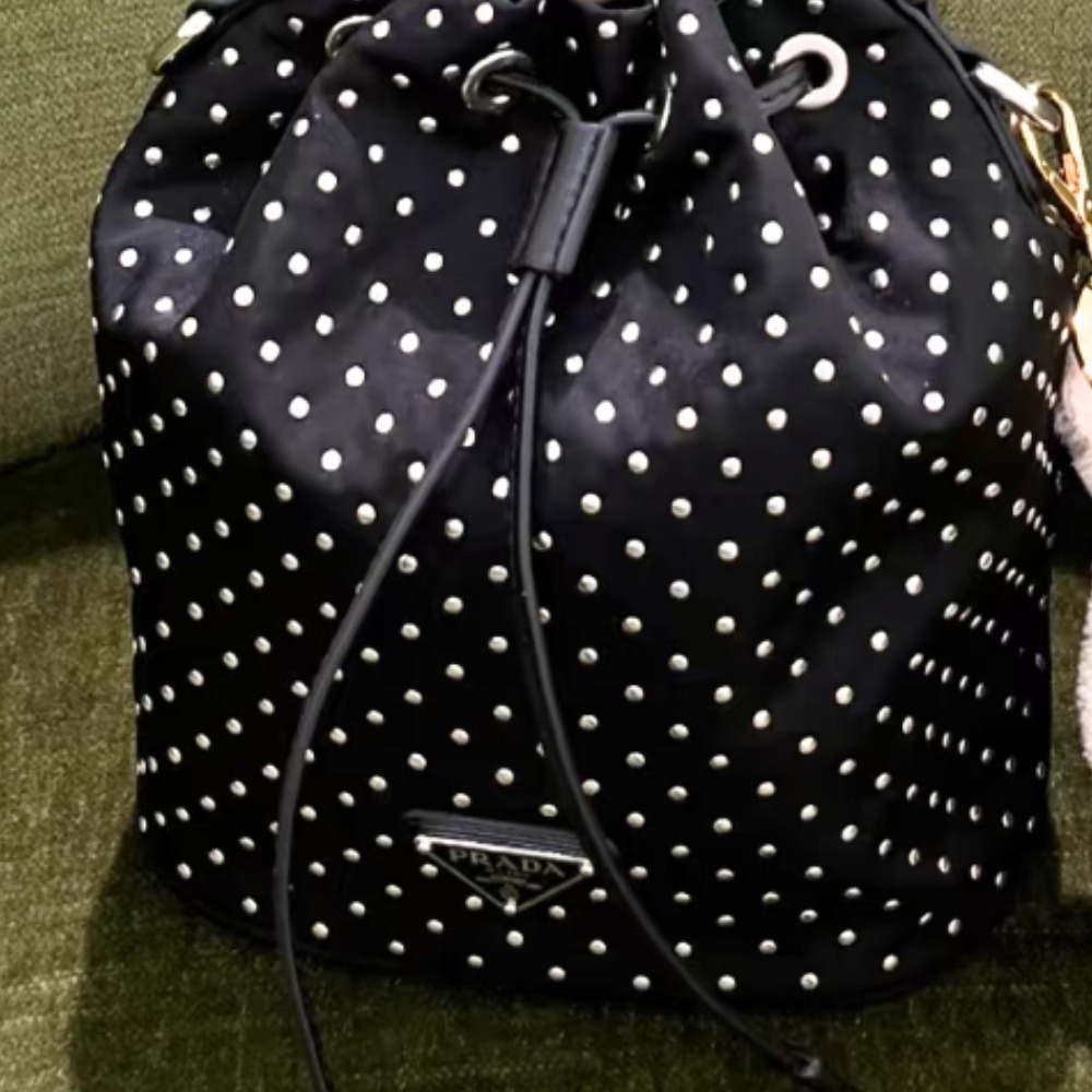 《エレガント》【PRADA】スタッズ付きミニReナイロンバッグ