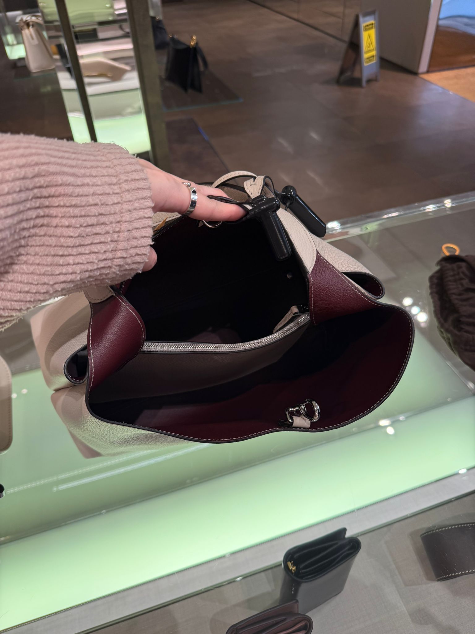 アウトレット直営店【TOD'S】TOD'S APA SHOPPING MONOS P送料込 アウトレット直営店【TOD'S】TOD'S APA SHOPPING MONOS P送料込
