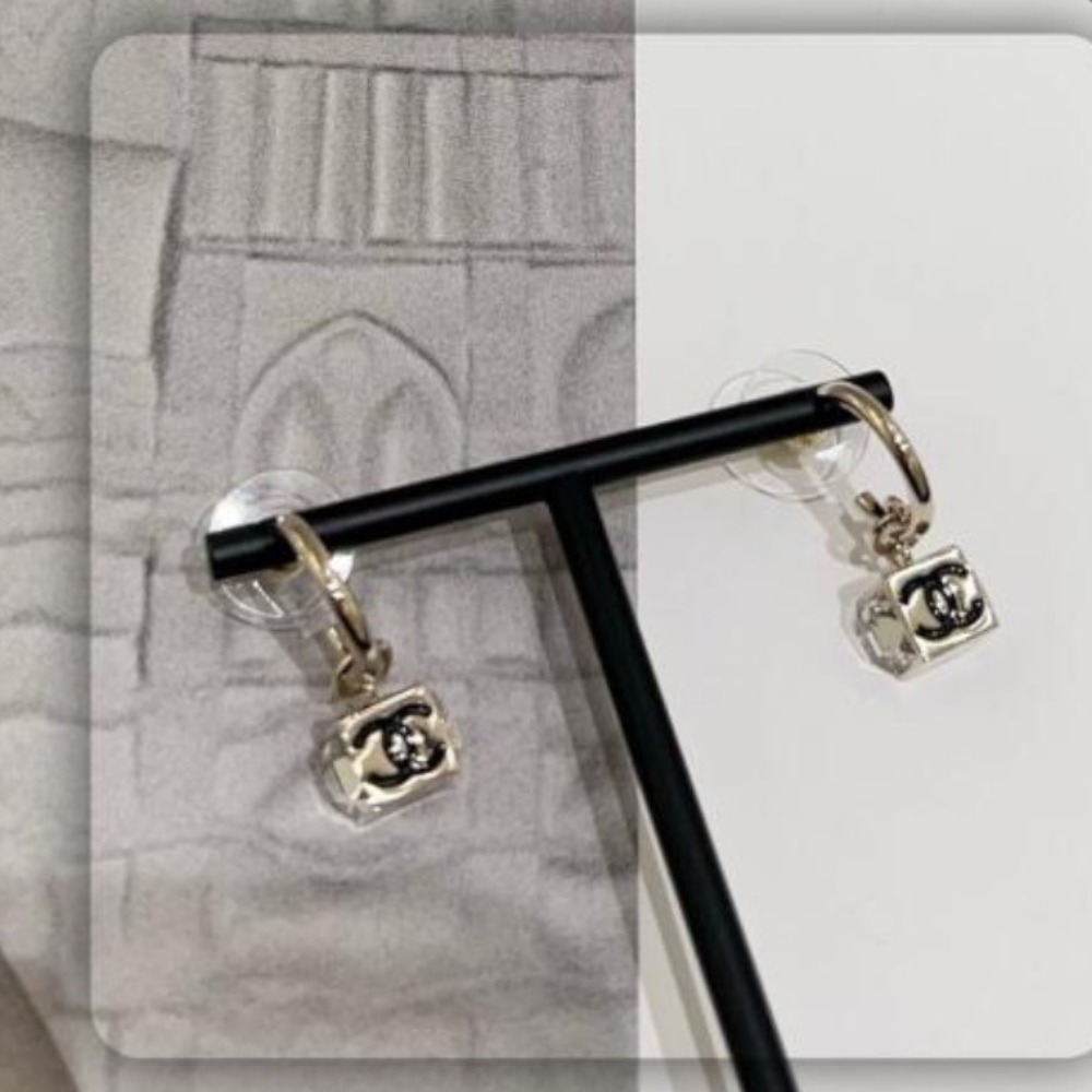 2025年新作アイテムが続々登場 煌びやかに揺れる♪】CHANEL キューブピアス アクセサリー