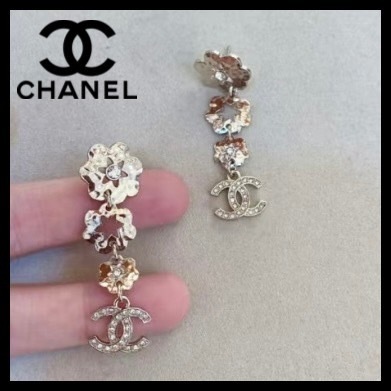 揺れるお花モチーフとCCマーク♪【CHANEL】25C CCロゴ ピアス