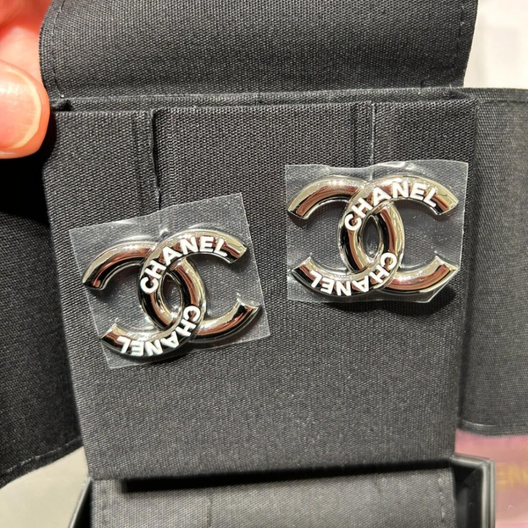CHANEL《ロゴ入りデザインが可愛い》CCピアス シャネル 25C