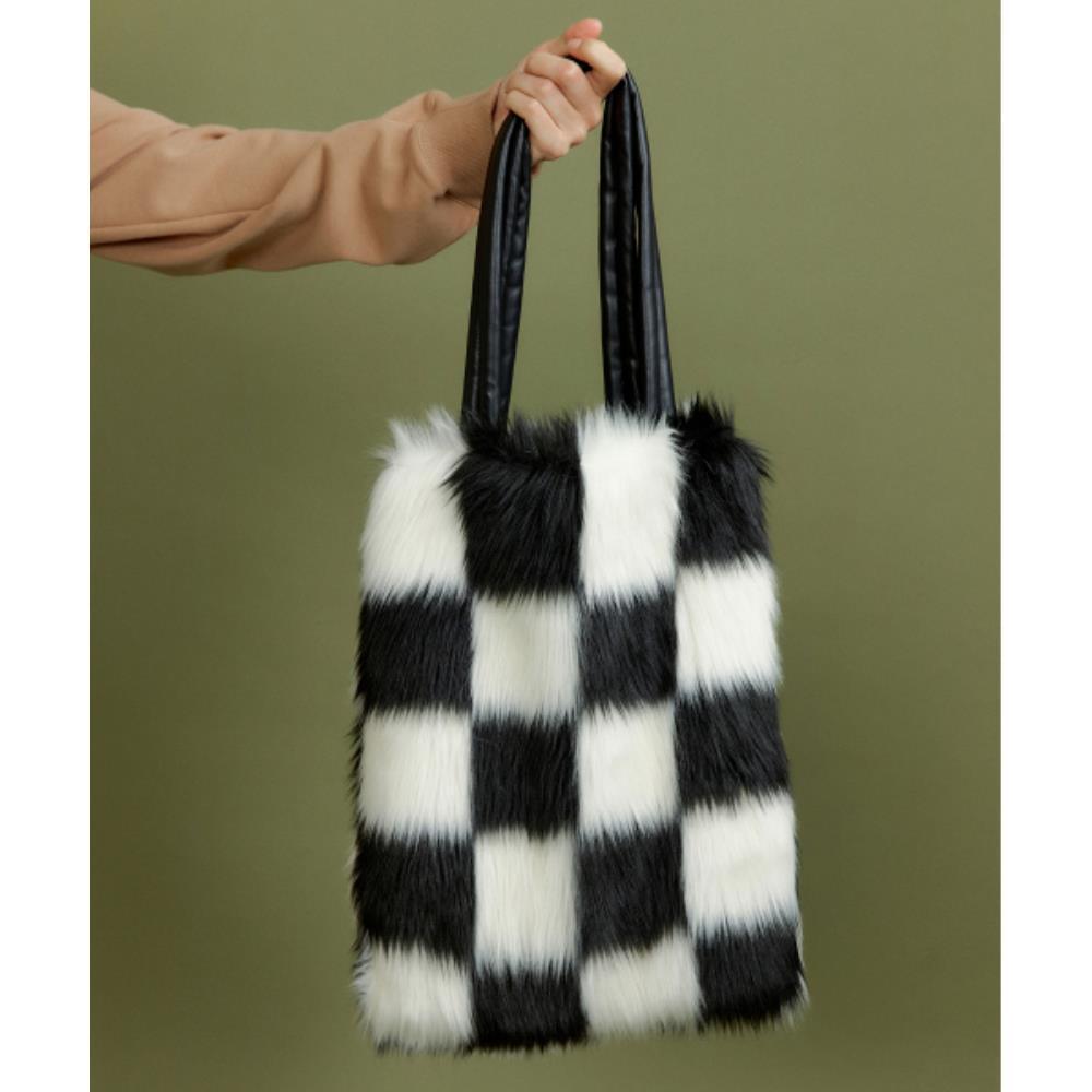 トートバッグ MOLLIOLLI COV 25 tablet shoulder eco fur winter bag blackwhi