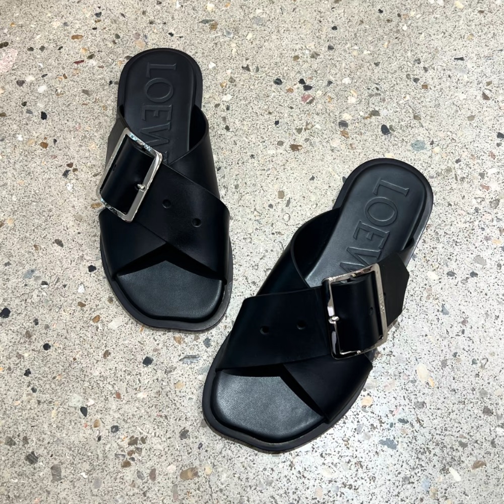 《大人カジュアル》【LOEWE】ペタルベルトフラットサンダル 黒