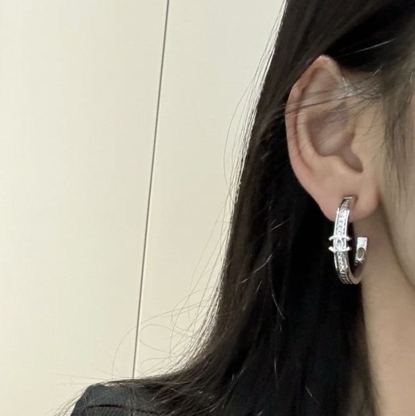 ブランドアイコンを耳元に♦【CHANEL】フープピアス CCロゴ 耳元が華やかに輝く♪】CHANELフープピアス CCマーク