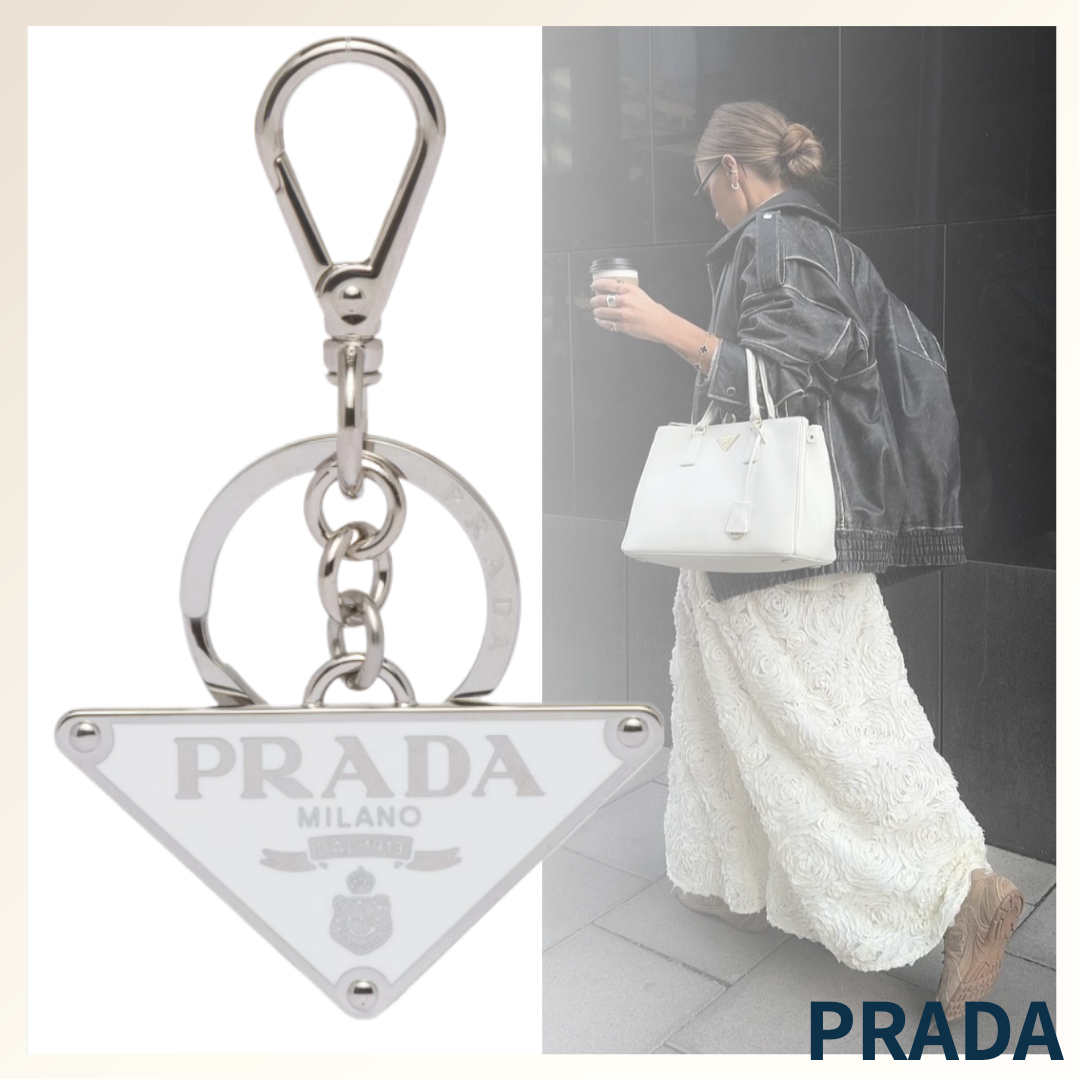 機能的でチャームとしても《PRADA》メタルロゴキーリング