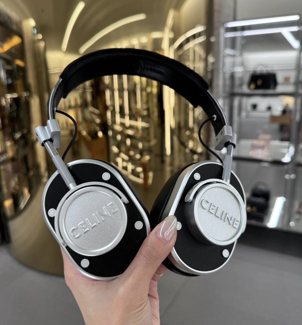 お洒落に音楽も聴きたい ギフトにも◎ CELINEレザーヘッドフォン