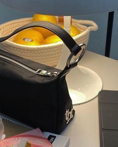 threetimes★韓国★人気★Mini moon bag /追跡あり ☆THREETIMES☆ MINI MOON BAG 大人気 韓国発 ショルダーバッグ