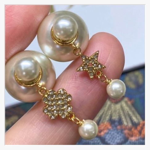 《星とクローバーのチャームで華やかに♪》Dior Tribales ピアス