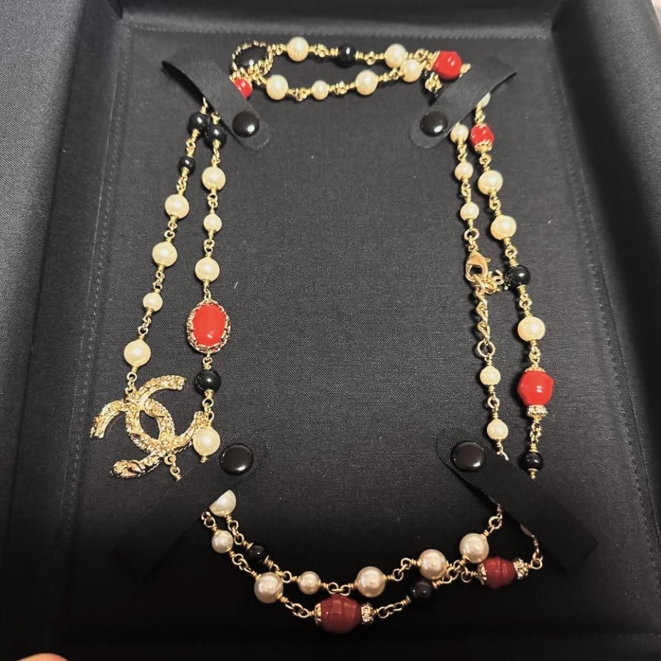エレガント【CHANEL】華やかな首元に CCマーク ギフトにも