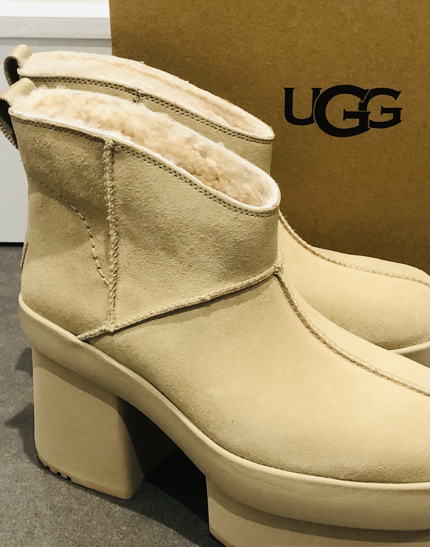 SALE《UGG》New Heights Platform Mini本革プラットホームブーツ