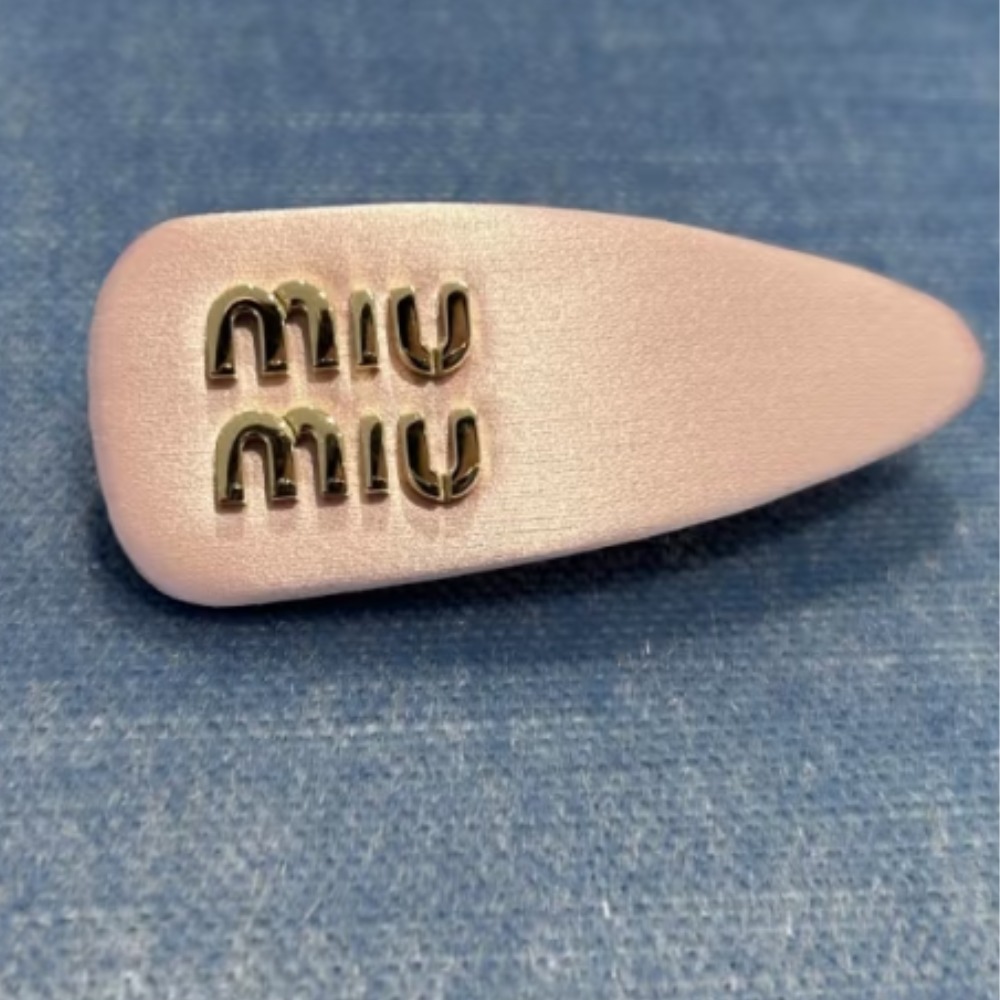 《自分ご褒美》【MiuMiu】サテン ヘアクリップ