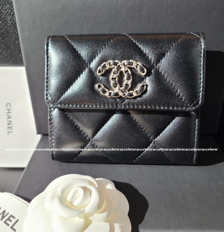 国内即発 CHANEL 19 ミニ財布 コンパクトウォレット ラムスキン