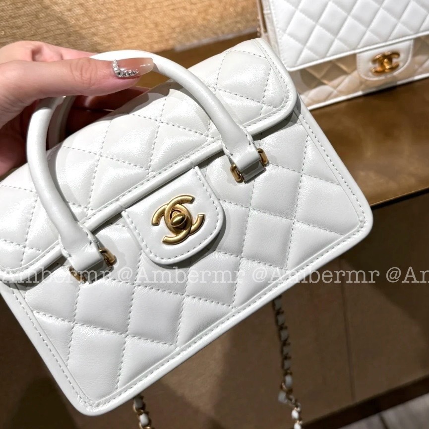 24A CHANEL CC ホワイトなミニフラップバッグ