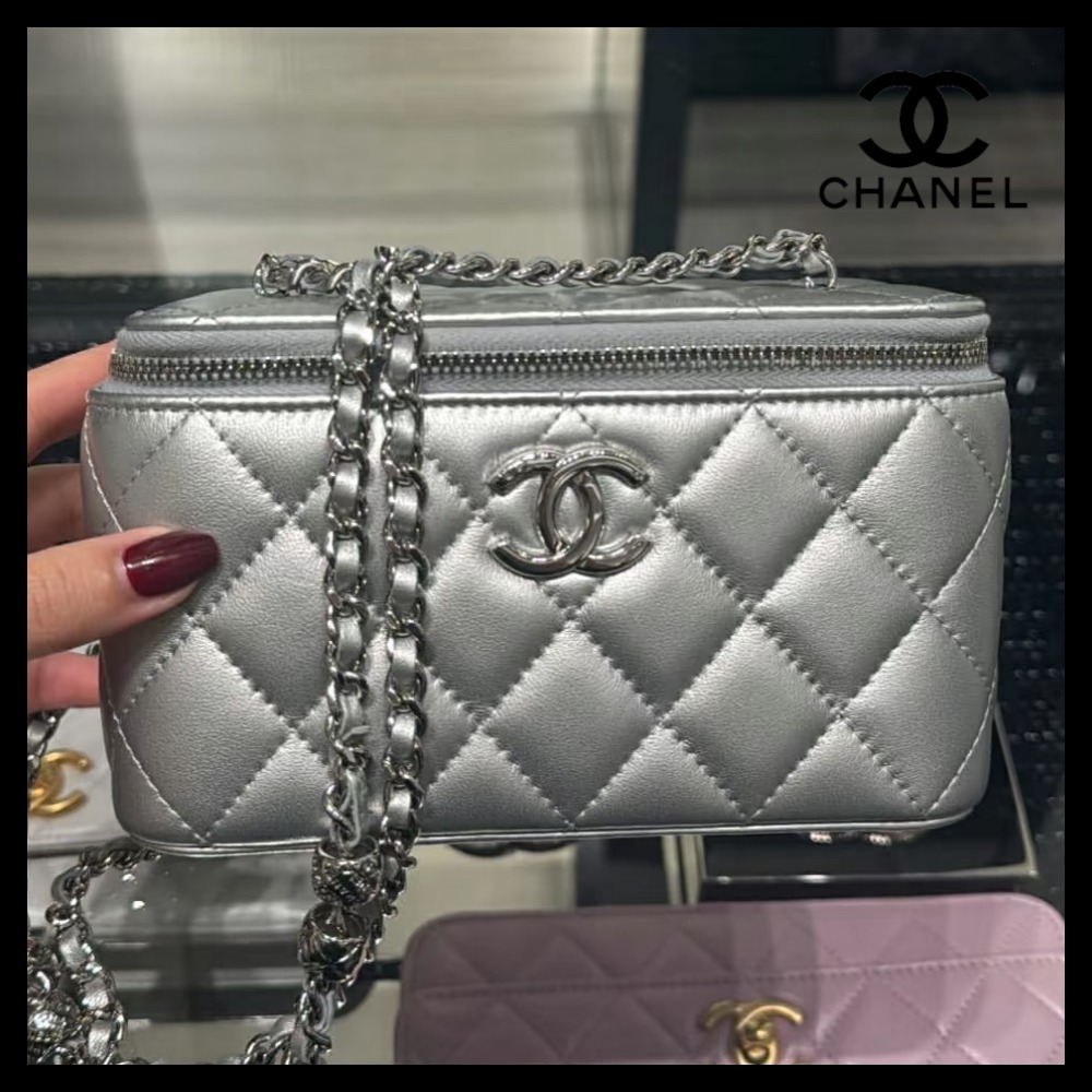 【クールでお洒落なチェーン】CHANEL ヴァニティバッグ