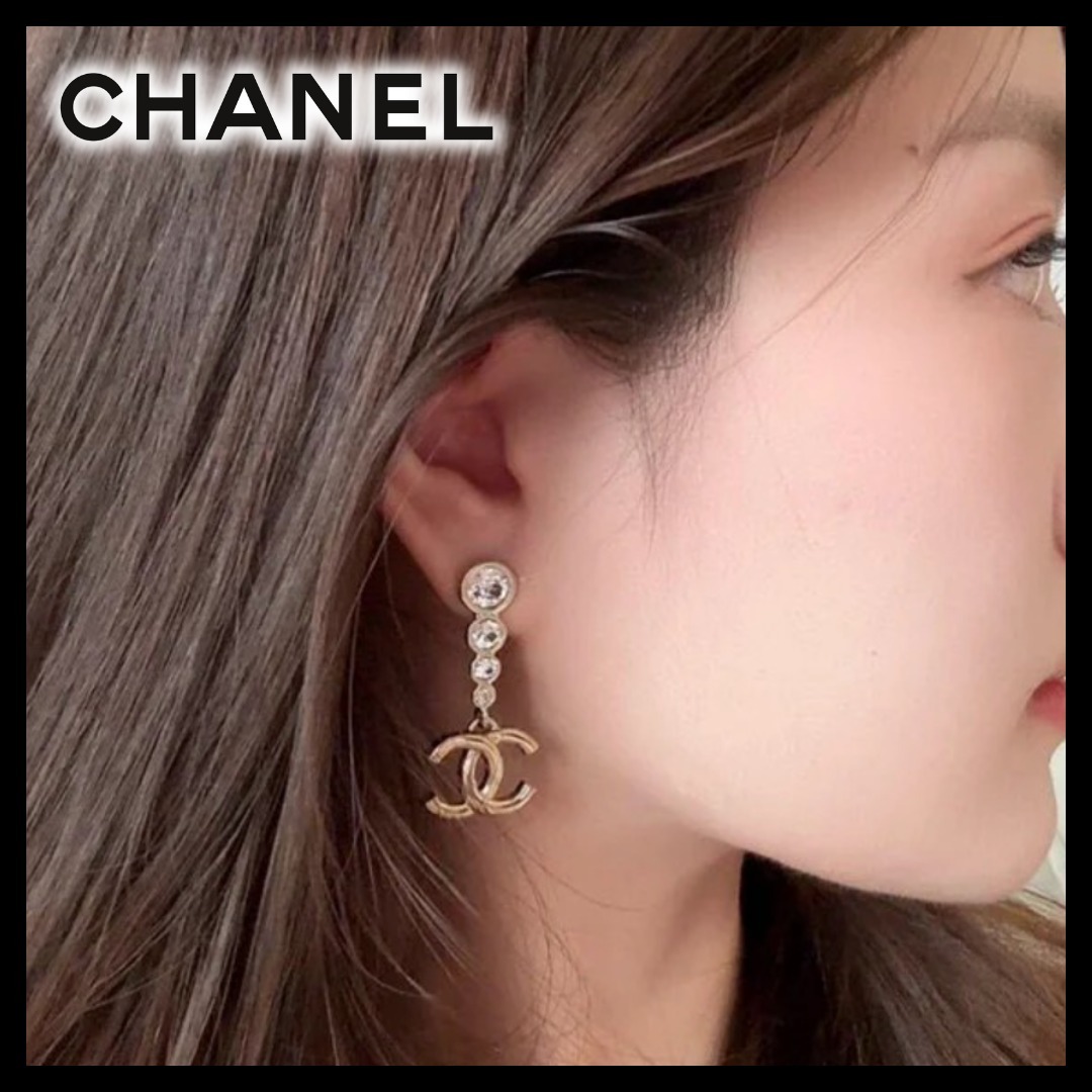 【輝くクリスタル◆揺れるCCロゴで華やかに♪】CHANEL ピアス