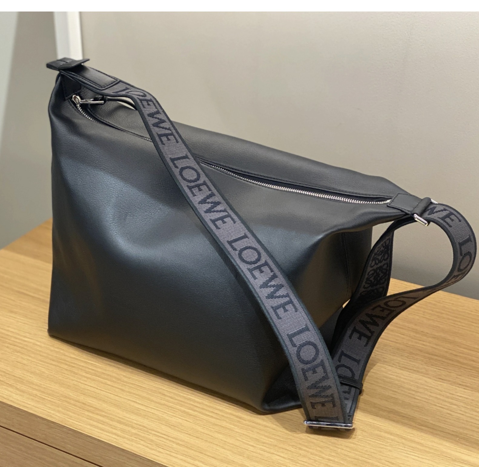 現地顧客価格！】LOEWEキュービショルダーバック (LOEWE