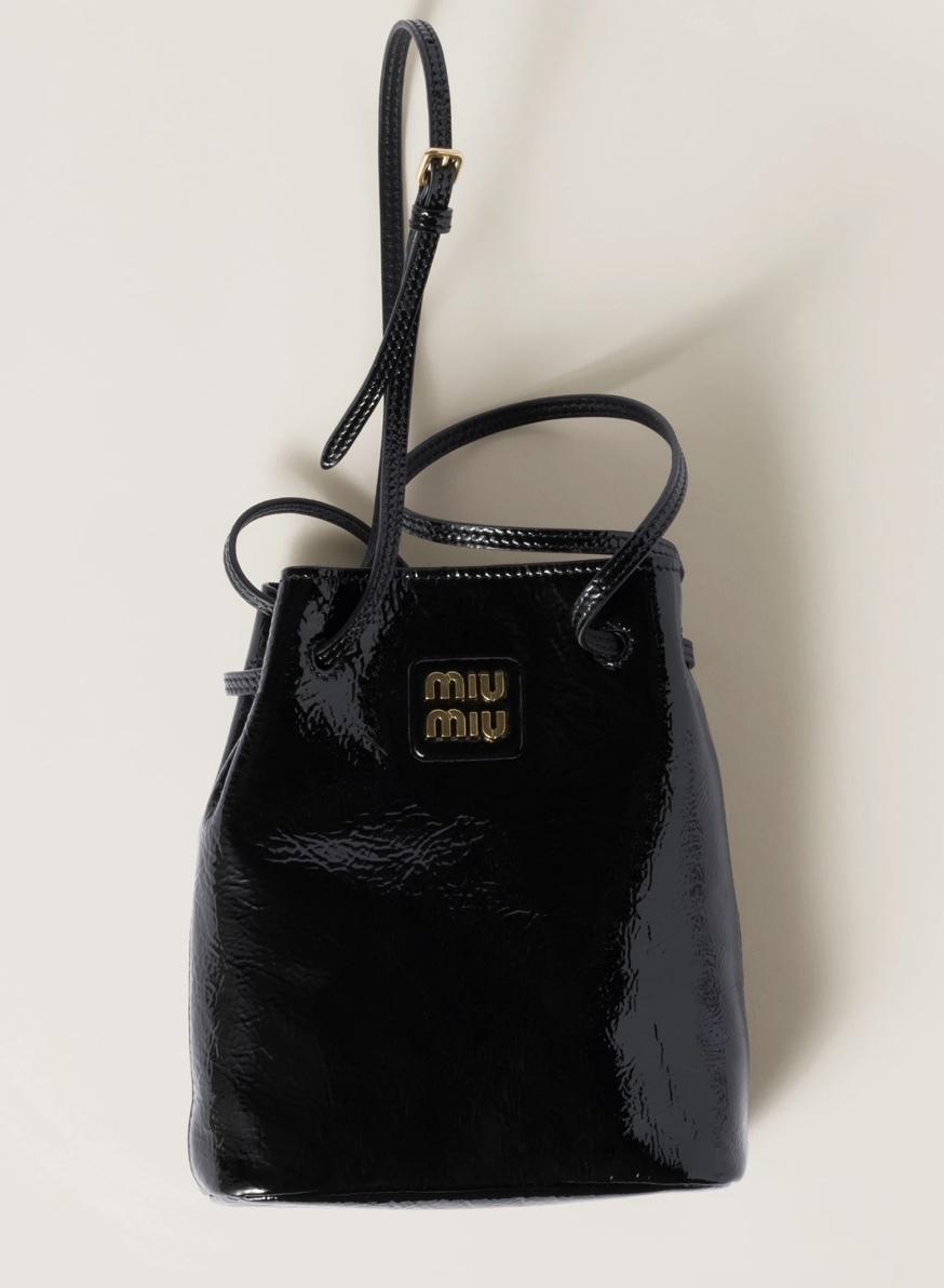 レザーポーチ最新作】miumiu ナプラックパテントレザーバッグ