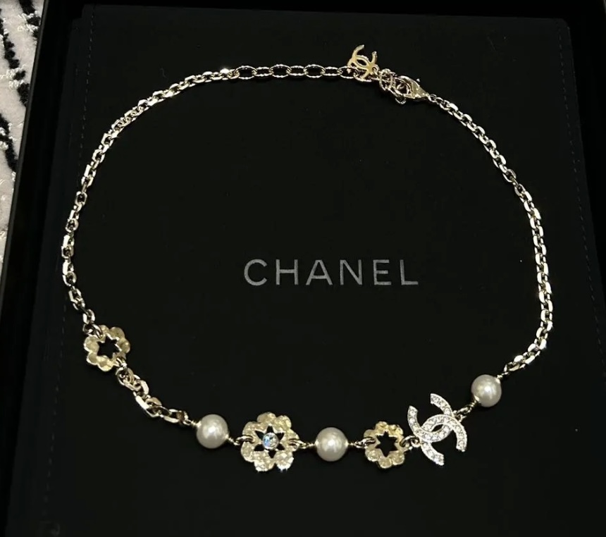 普段使いからパーティまで幅広く 可愛いお花 CHANEL ネックレス