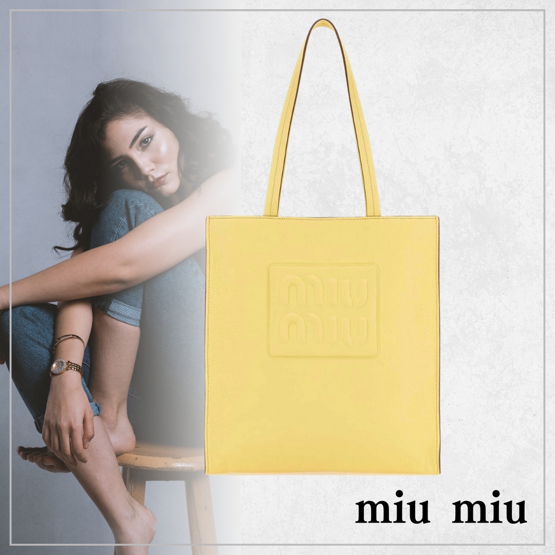 【洗練されたデザイン】miumiu ロゴ型押しトップハンドルバッグ