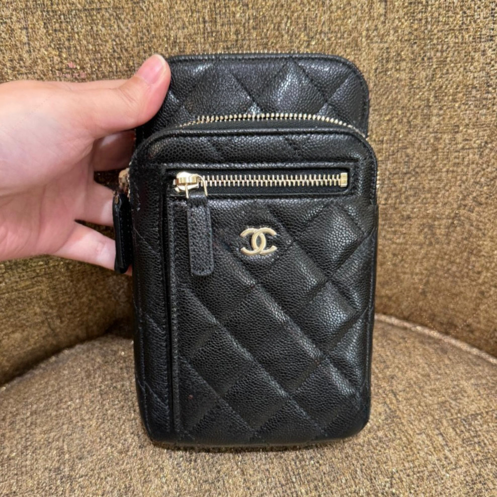 《斜め掛けもできてお洒落♪》25C限定★CHANEL フォンホルダー
