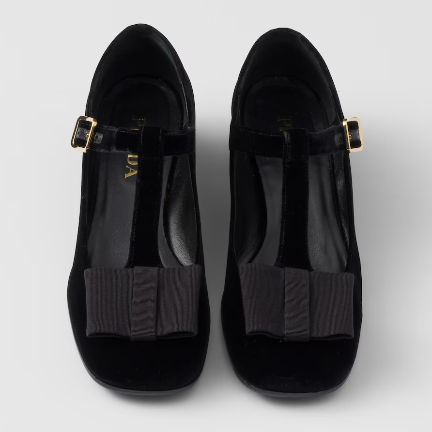 新作【PRADA】リボン付き ベルベット パンプス、ブラック