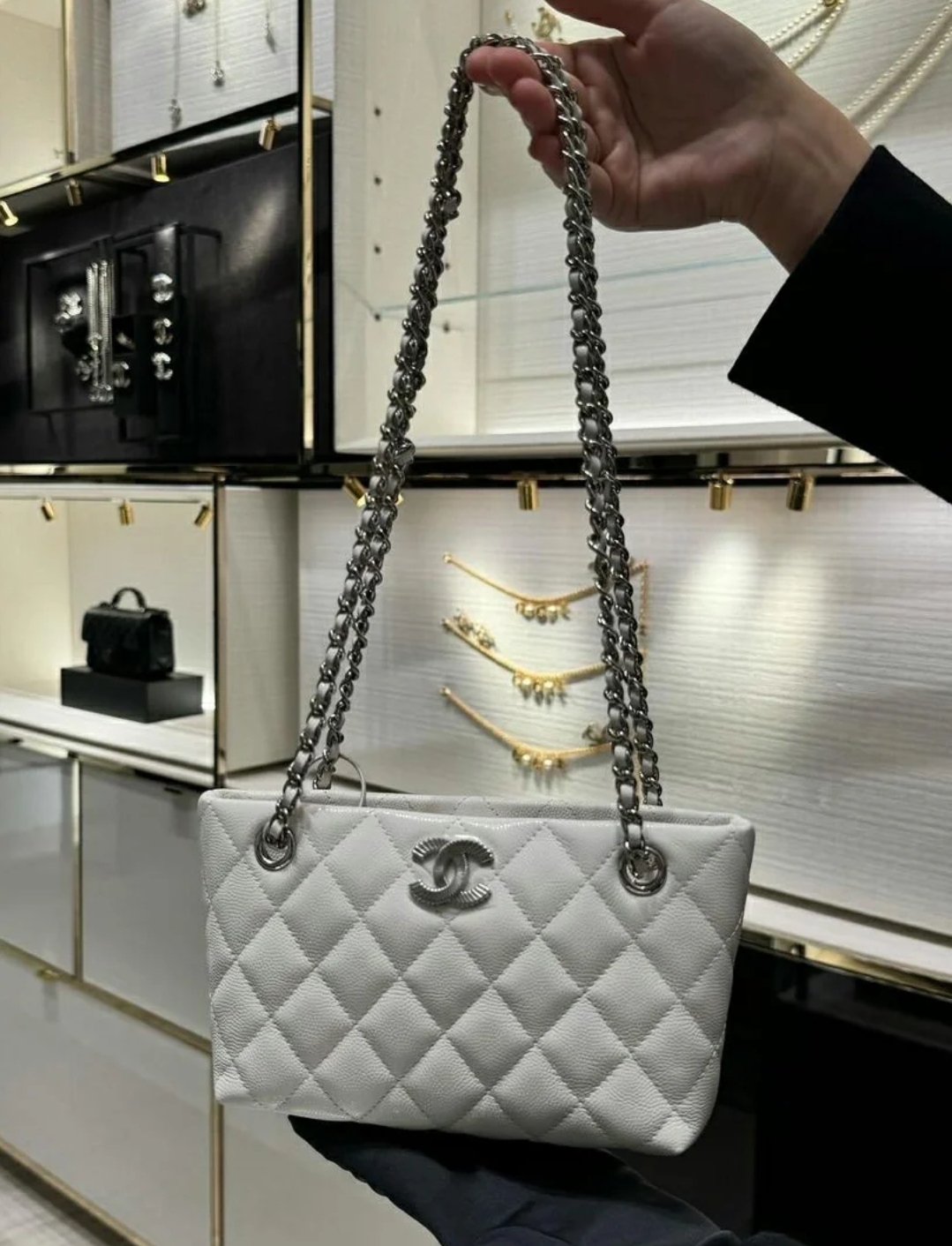 《エレガントなデザイン♡》CHANEL ショルダーバッグ