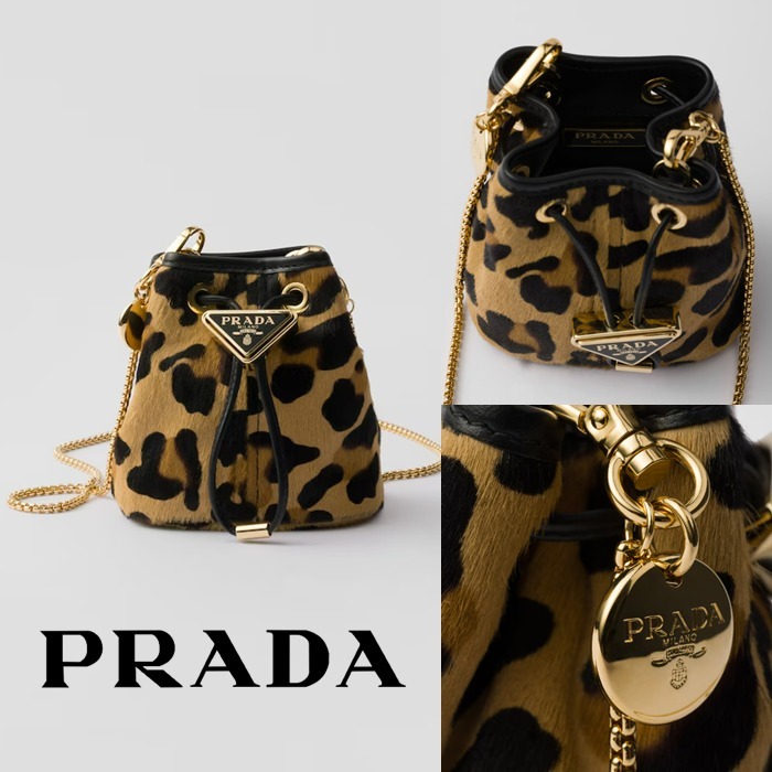 新作【PRADA】ショルダーストラップ付 レザー ミニポーチ