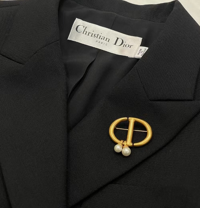 直営店ラッピング対応！人気デザイン！CD Navy ブローチ 国内発送【揺れるパールがエレガント】Dior CD Navy ブローチ