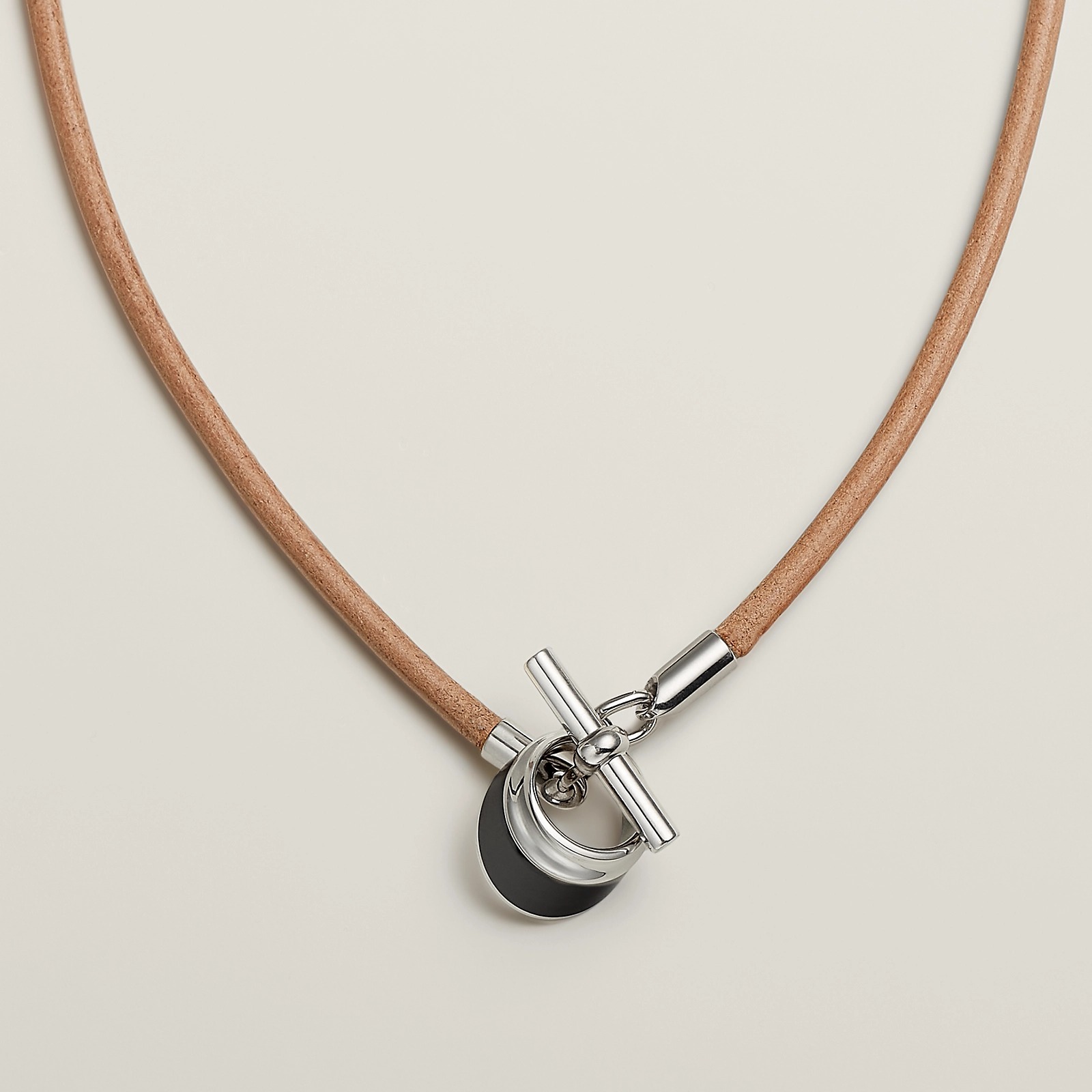 【レザーが導くクラシカルな品】HERMES ネックレス《エクウス》