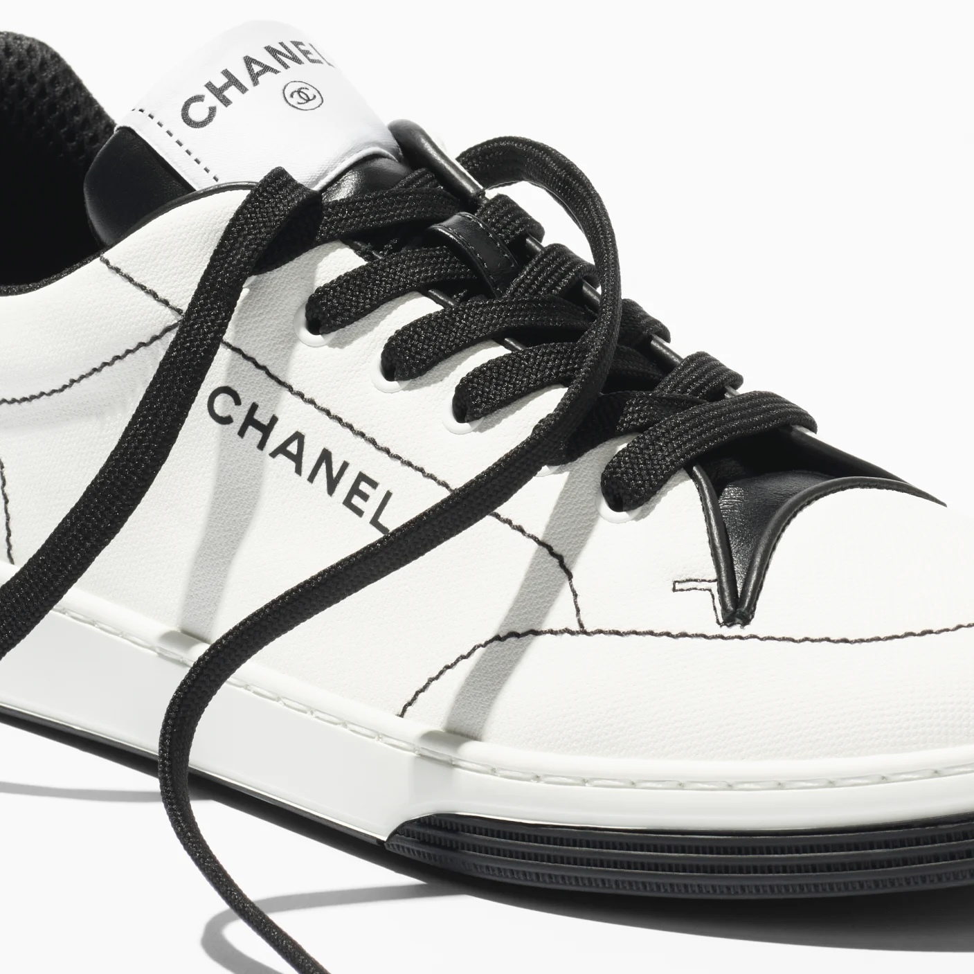 《スポーティーでスタイリッシュ！！》 CHANEL スニーカー