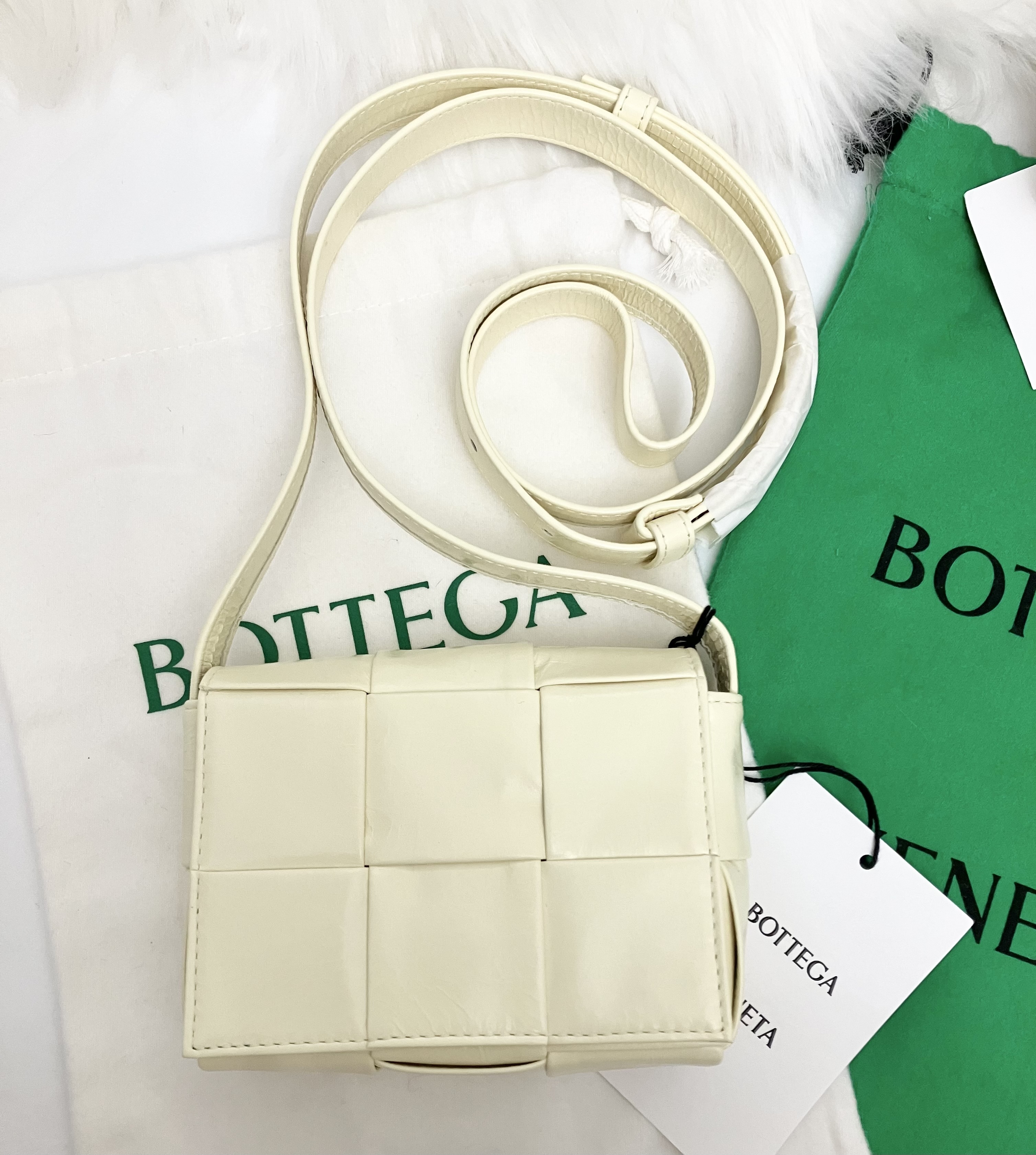 直営店‐BOTTEGA VENETA‐ Cassette クロスボディ スモール BOTTEGA VENETA ボッテガヴェネタ CANDY CASSETTE 666688 VMAY1