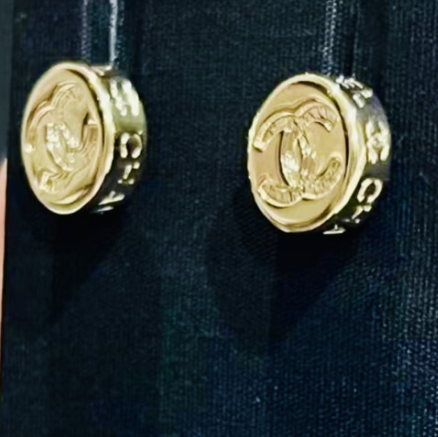 《完璧なフォルムが魅力》CHANEL 25C CCラウンドスタッズピアス
