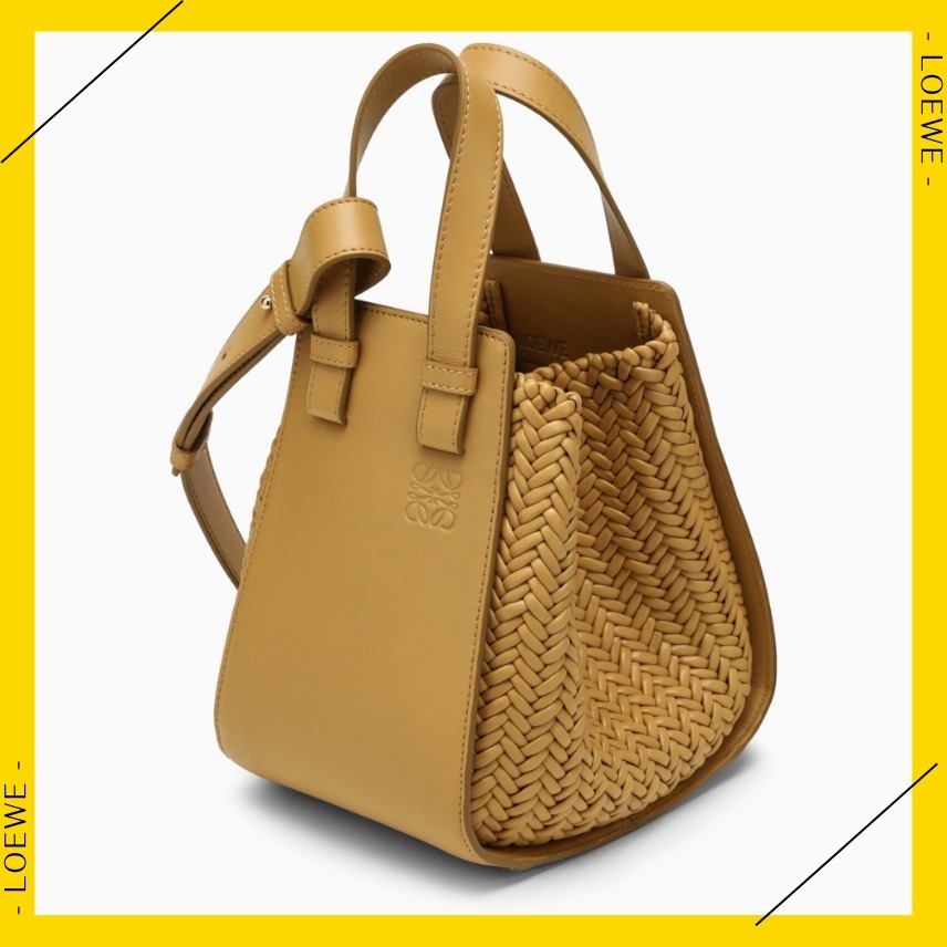 黒パーカーシャツ革財布ジャケット銀ピアスにロエベLOEWEバッグ