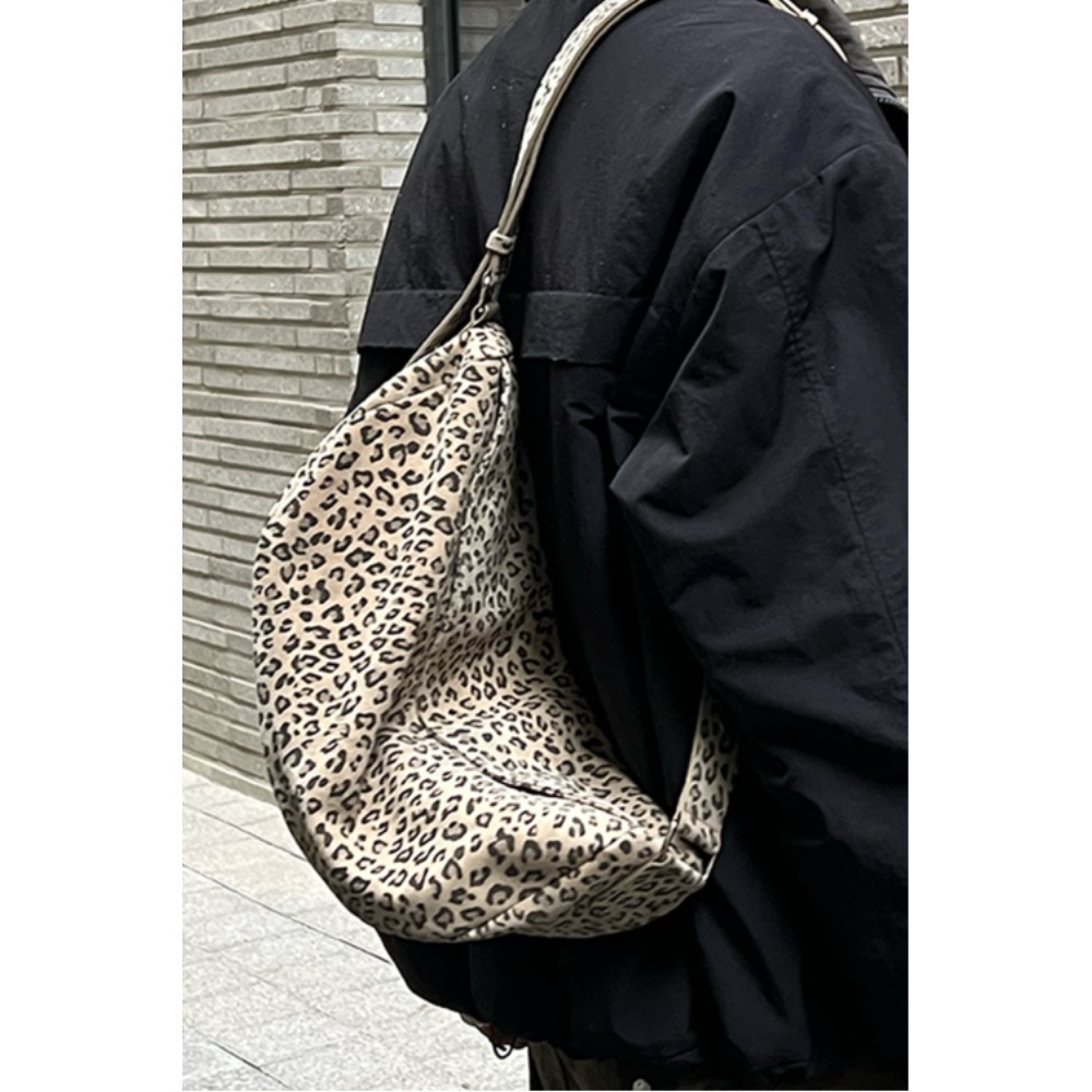 ショルダーバッグ・ポシェット DEINET HALF ROUND BELT BAG IN LEOPARD
