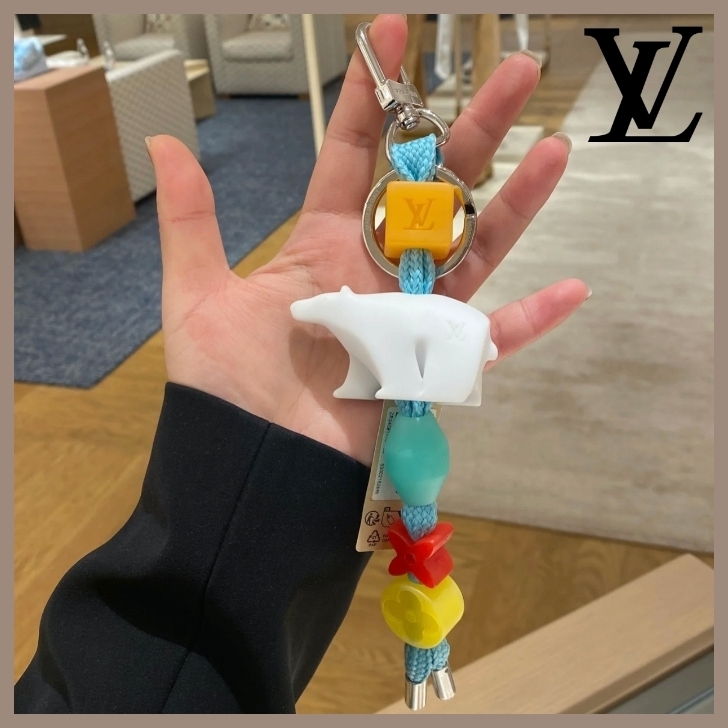 多機能性】Louis Vuitton LVプレイ ポーラーベア キーホルダー