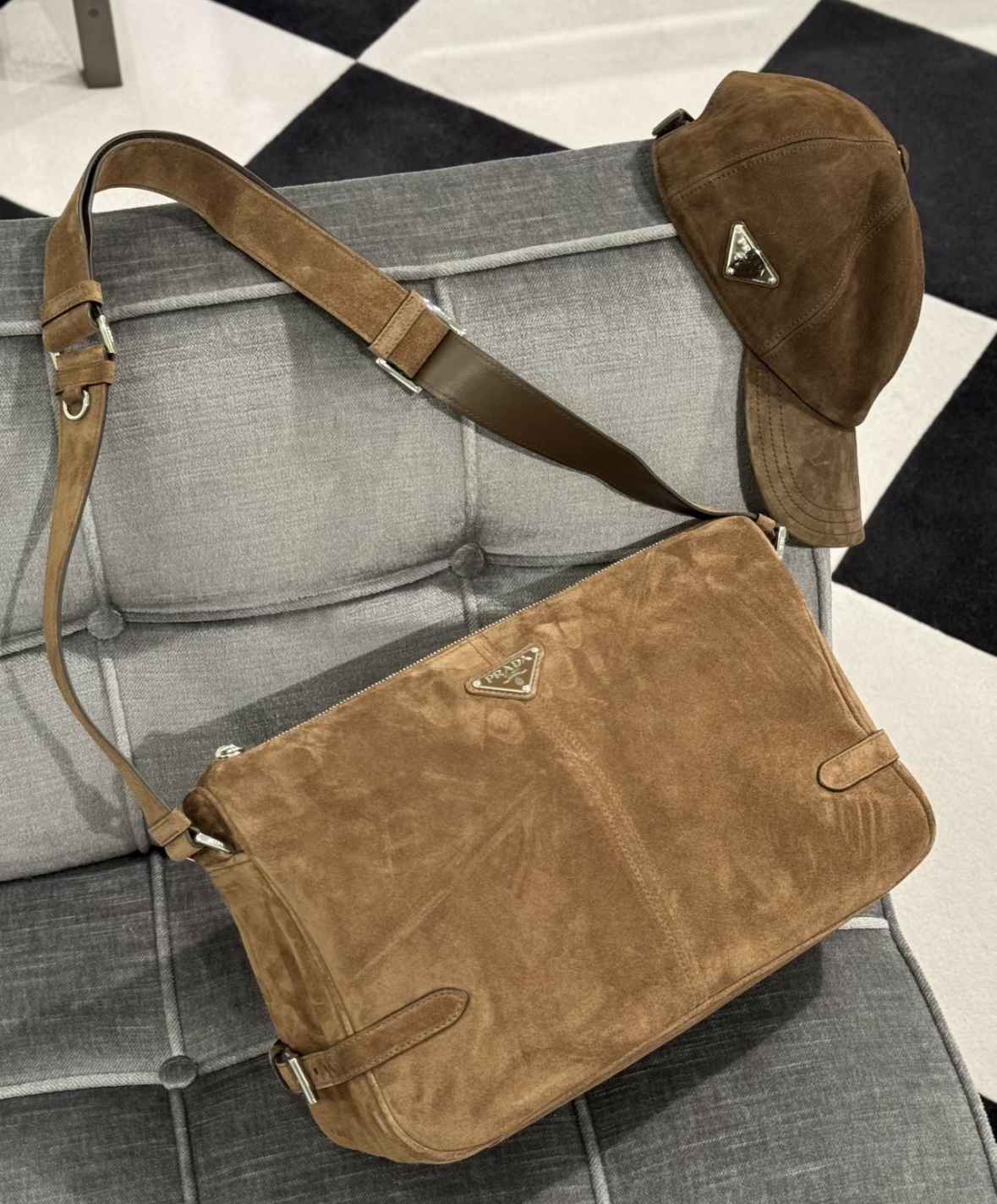 上質で滑らかな素材が魅力《PRADA》スエードショルダーバッグ